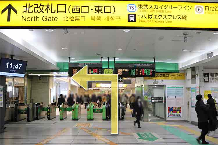 北口改札を出て左折します