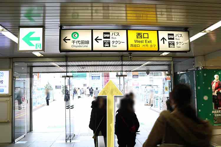 駅ビルを出て直進します