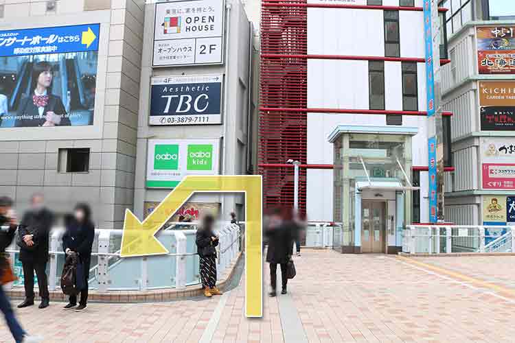 突き当りにある階段に向かって左折します