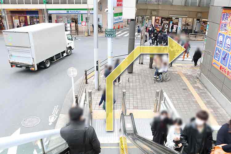 エレベーターを降りたら通りを右折します