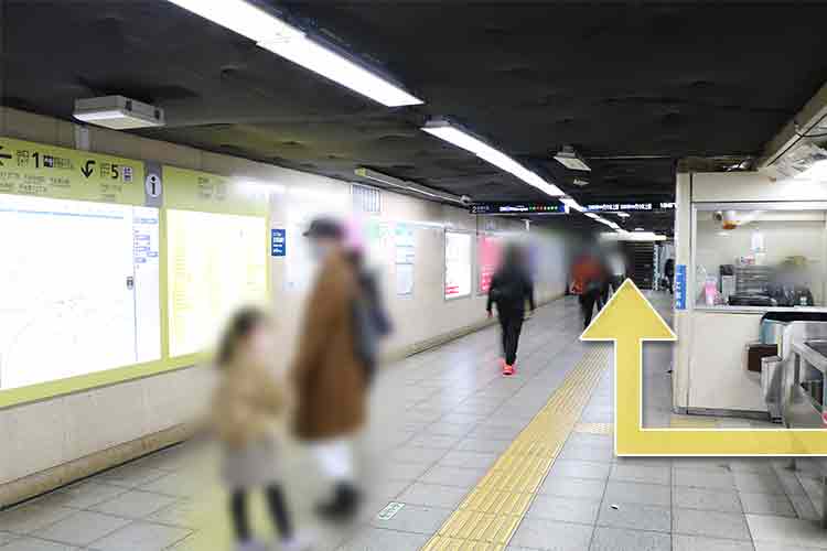 改札を出て右折し2番出口に向かいます。階段を上がって地上にでます。