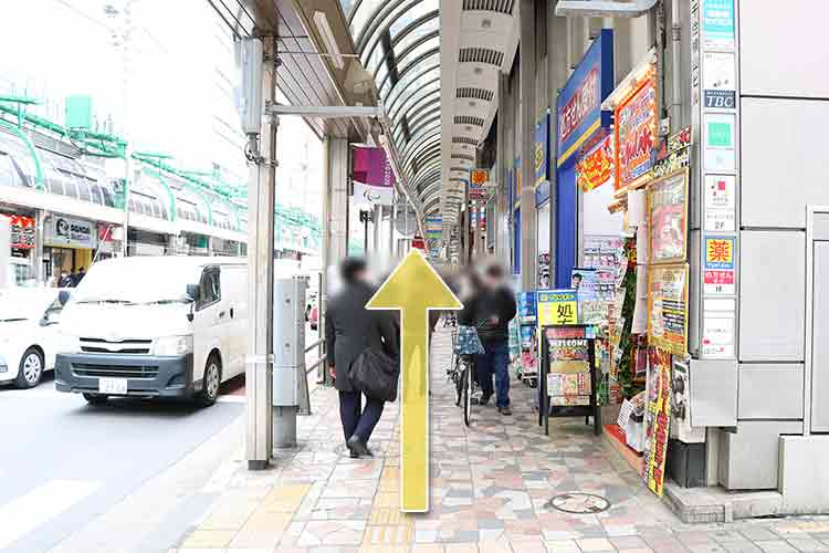 この通りを直進します