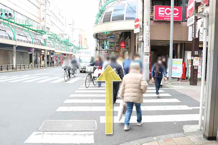 この交差点を直進します