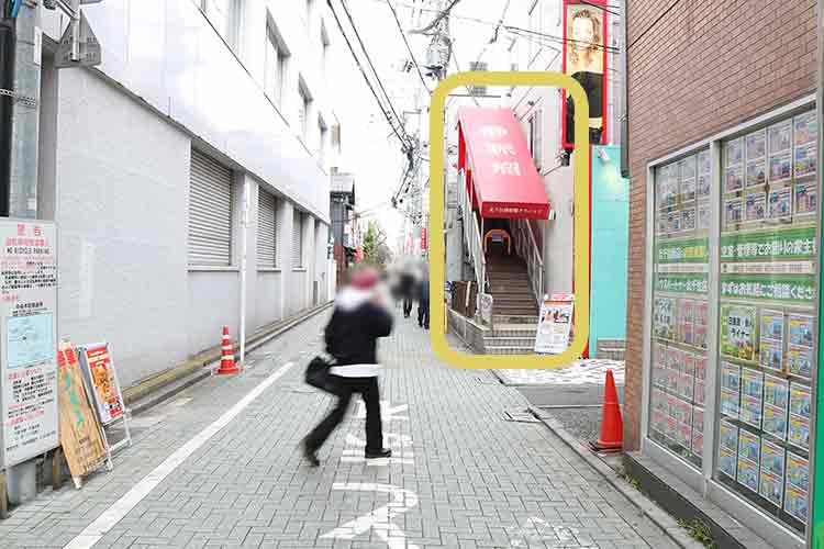交差点を曲がるとすぐにクリニックがみえます